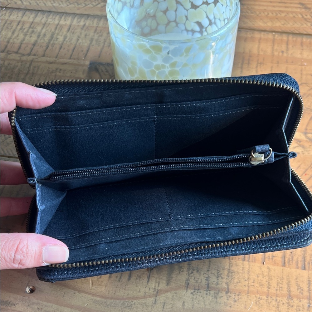 ROOTS Black Leather Zip Wallet - Picture 6 of 9